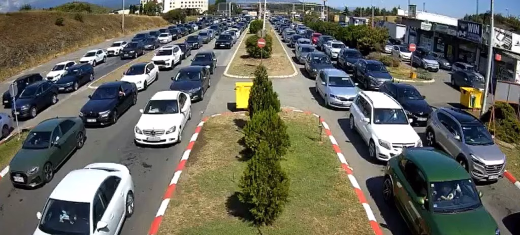 Долги колони утрово на граничните премини кон Грција: се чека до 40 минути