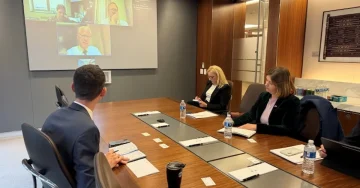 БОЖИНОВСКА ВО ВАШИНГТОН: Средба со „Шеврон“ за стабилно снабдување со енергенси