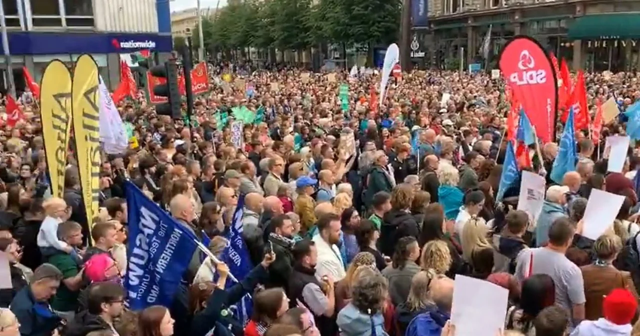 (Фото+видео) Белфаст меѓу немири и повици за единство: илјадници на антирaсистички протест
