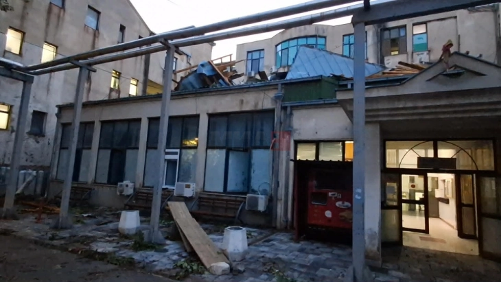 Силниот ветар однесе дел од кровната конструкција на штипската Клиничка болница, штети од невремето има по домови и други институции