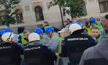 ПОЛИЦИЈАТА УПАДНА ВО ФИЛИЗОФСКИ ФАКУЛТЕТ во НОВИ САД, откако студентите најави блокада поради отпуштање на професорка