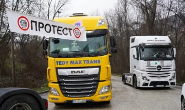 МИНИСТЕРСТВОТО ЗА ТРАНСПОРТ БАРА ДА НЕ СЕ ПОТПАЃА НА ШПЕКУЛАЦИИ: Македонија продолжува со дијалогот за превозниците