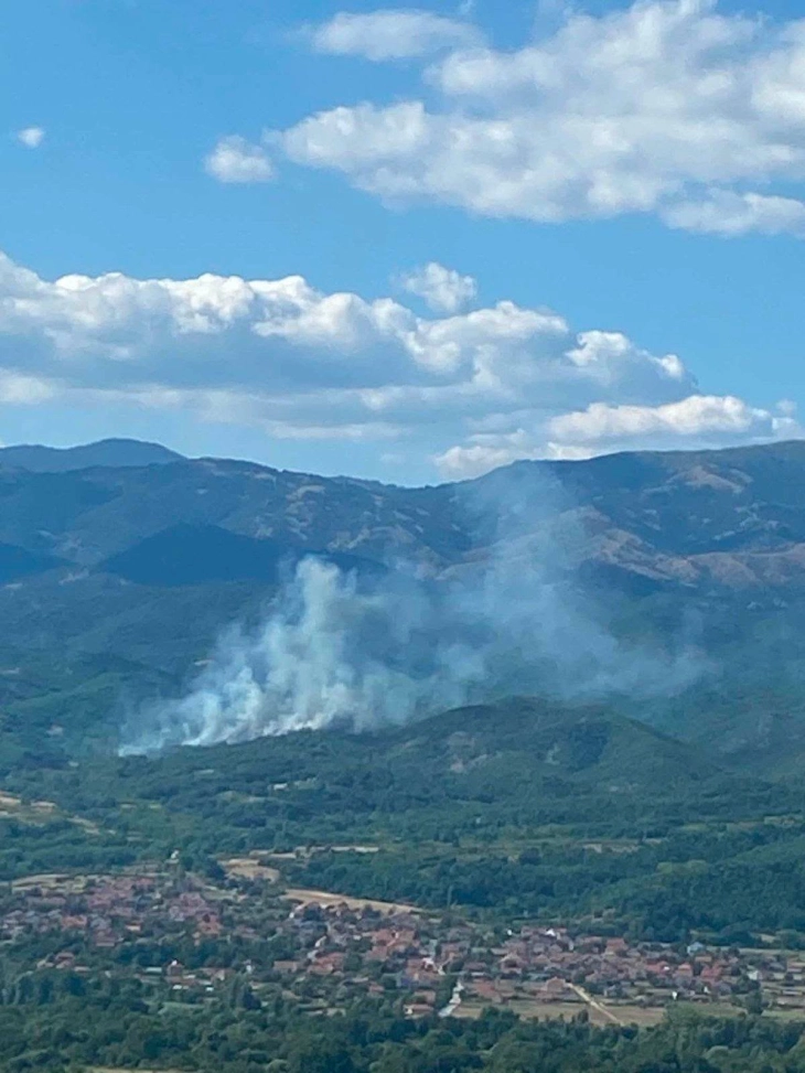Пожарот кај село Бајково на Огражден повторно се активираше, три ер трактори се упатени да го гаснат