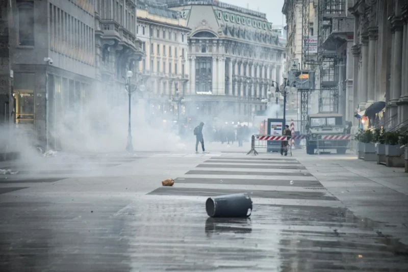 [ФОТО/ВИДЕО] Насилните протести се проширија низ Милано: Полицијата употреби водени топови