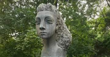 ОД ПАРК ВО СКОПСКИ ЦЕНТАР: Украдена бистата на народниот херој Вера Јоциќ