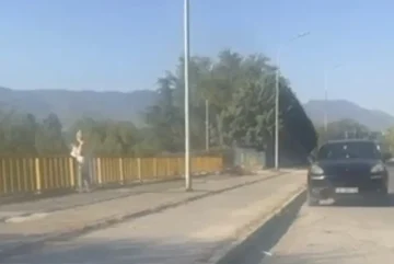 (ВИДЕО) ВОЗИ ПОРШЕ, А ФРЛА ЃУБРЕ ВО ЛЕПЕНЕЦ: Наместо да се засрами, таа мафта на камерата