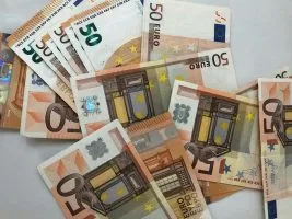 Приведени двајца странски државјани на Табановце, кај нив пронајдени дрога и сомнителни евра