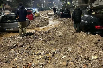 (ВИДЕО) СИЛНО НЕВРЕМЕ ВО ГРЦИЈА: Обилните врнежи предизвикаа поплави во кои загинаа две лица