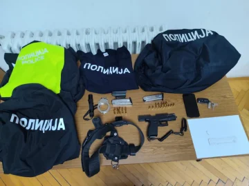 (ФОТО) УАПСЕНО ЛИЦЕ ОД БЕРОВСКО: Пронајдени се дрога, оружје, муниција и полициска униформа