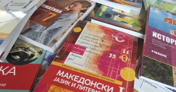 ЈАНЕВСКА УВЕРУВА: Учебниците ќе бидат доставени до училиштата до 1 септември