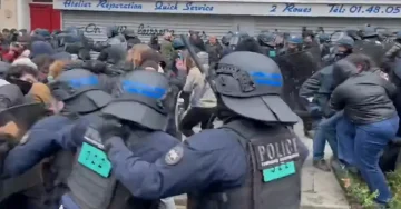 (ВИДЕО) ФРАНЦУСКИТЕ УЧЕНИЦИ ИЗЛЕГОА НА УЛИЦИТЕ: Стотици училишта блокирани, полицијата приведе околу 440 лица