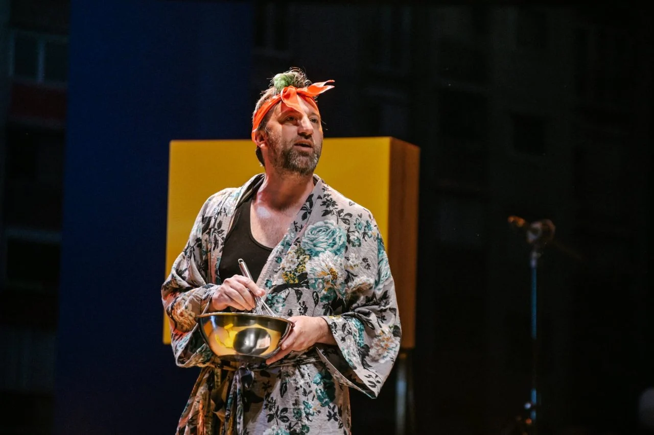 Премиера во МНТ: Наградуваната режисерка Ригонат ја постави „Страв и надеж“ – приказна за губење на човечкото достоинство