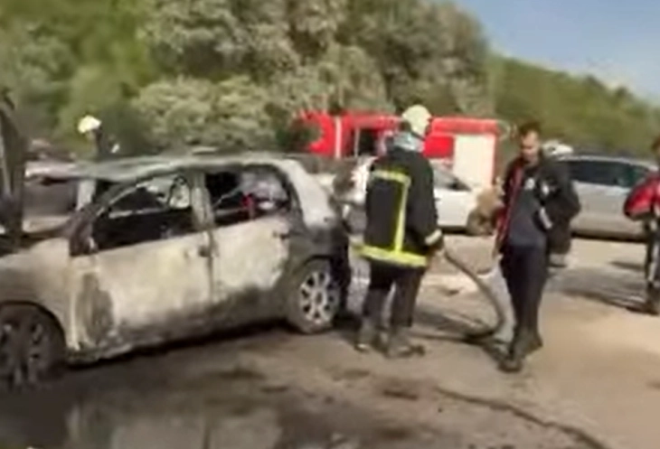 Видео: МВР: Едно лице е повредено во пожар на автомобили и сува трева на скопското Кале