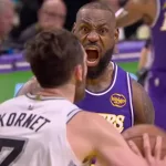 Леброн е страшен: И на 40 години изведе спектакуларно забивање (Видео)