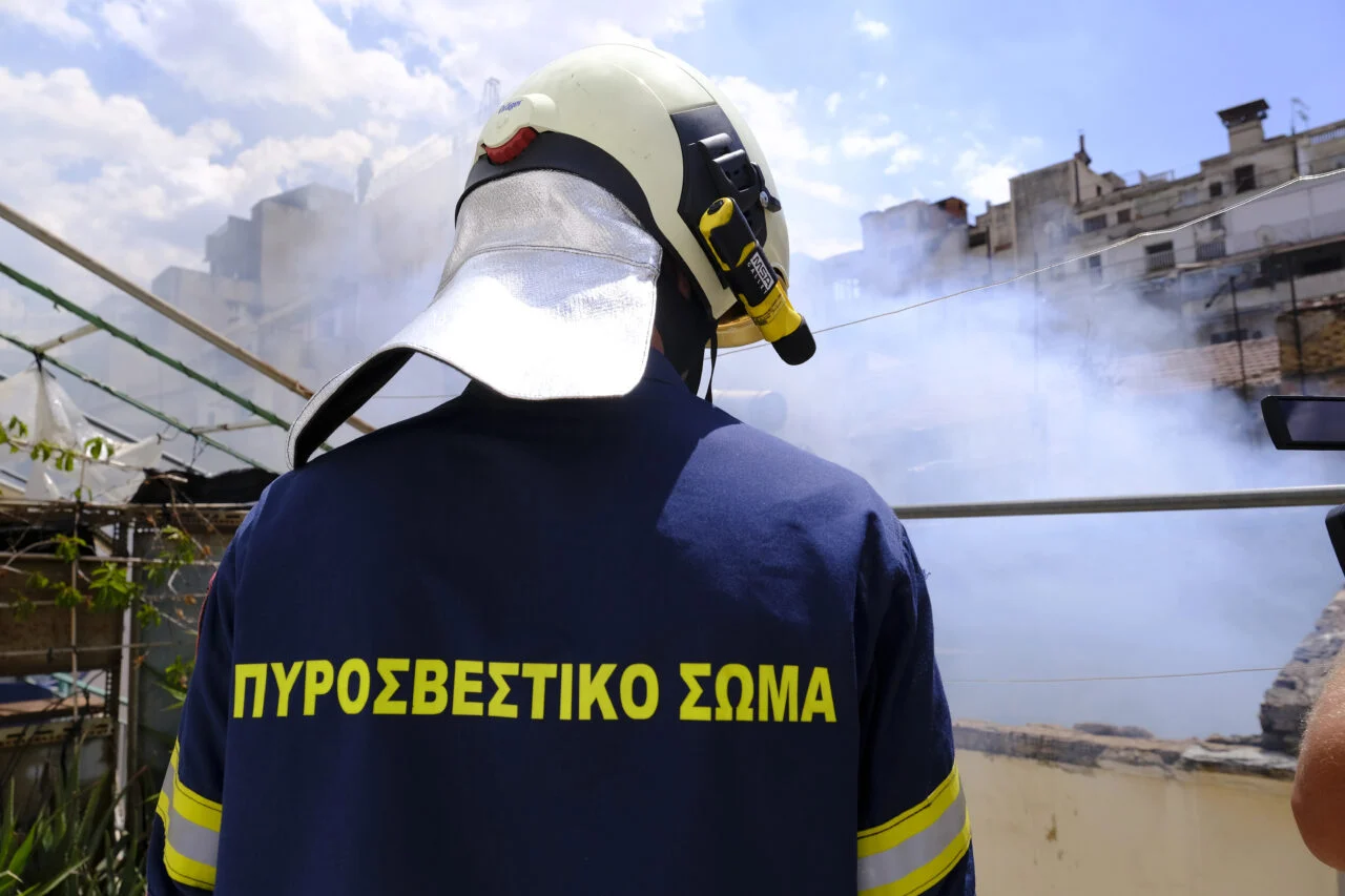 Експлозија одекна низ центарот на Атина, еден минувач е полесно повреден