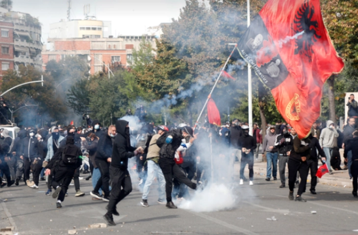Во Албанија продолжуваат протестите, ЕУ бара одговорност