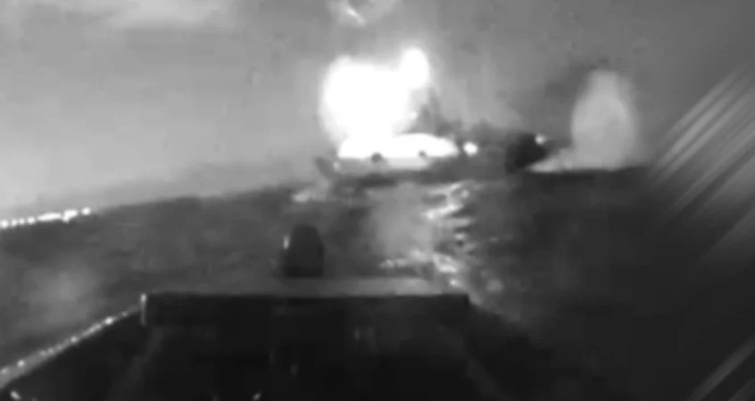 Украинците нападнаа руски бродови што го чуваат клучниот мост кон Крим, објавија видео