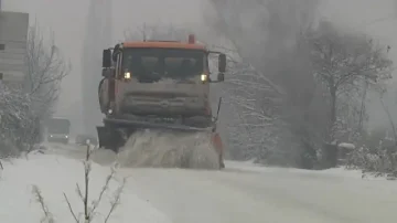 ПАТИШТАТА ВО МАКЕДОНИЈА СЕ ПРООДНИ: Стабилизирана ситуацијата со снегот, продолжува расчистувањето кон селата