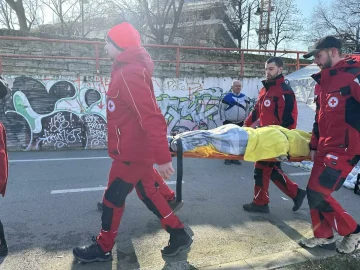 СОСТОЈБАТА ИМ Е СТАБИЛНА: Двајца скокачи по крстот во Скопје со возила на Брза помош биле пренесени на Клиника