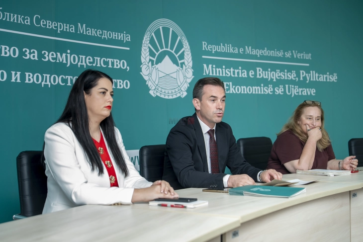 Министерот Серафимовски потпиша седум договори за поддршка на земјоделски и рурални манифестации