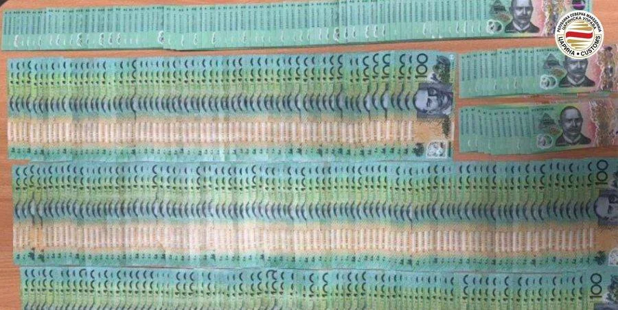 (Фото) Заплена на скопскиот аеродром: Царинските службеници пронајдоа 68 илјади австралиски долари при контрола на сопружници