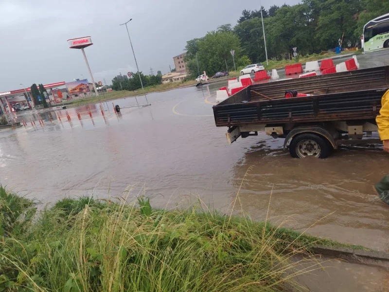 Улици под вода по невремето во Битола, службите на терен низ целиот град