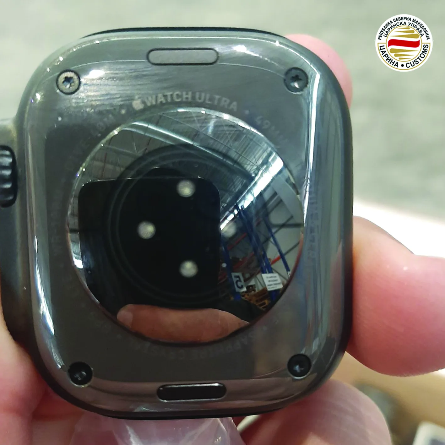 ЦАРИНАТА ПОКАЖА ФОТОГРАФИИ ОД ПРЕТРЕСОТ ВО ПОЗНАТА СКОПСКА МОБИЛАРА: Запленети скапи „Ејпл“ часовници заменети со евтини копии, оригиналите пронајдени при претрес на скопска мобилара, кривична пријава против осум лица