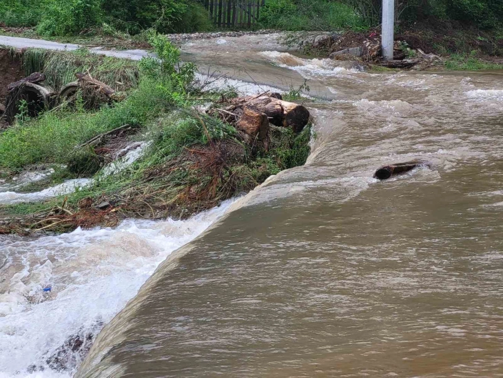 Вкупно 250 лица се евакуирани во Кичевско поради поплавите, нема нови излевања на реки – велат од ЦУК