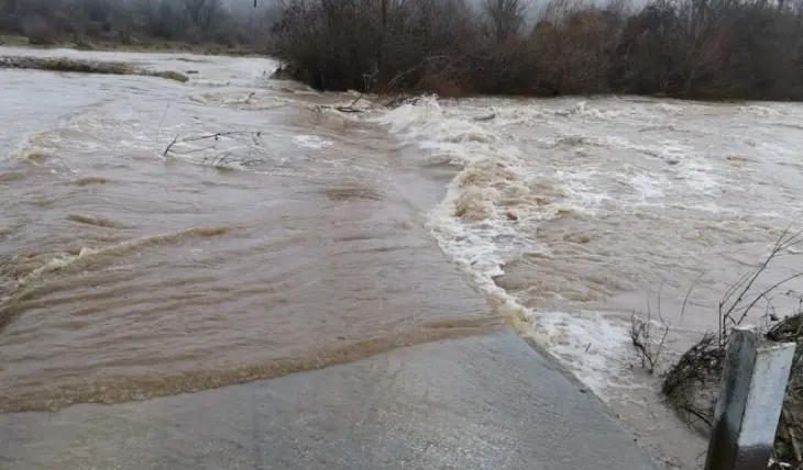 Зголемени водостоите на реките, во Битолско одрон на пат и излевање на Сива Река