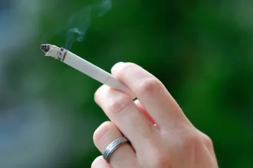 ДРЖАВАТА СО НОВИ МЕРКИ ЗА ОТКАЖУВАЊЕ ОД ПУШЕЊЕТО: Ќе има никотински фластери и гуми за џвакање на рецепт