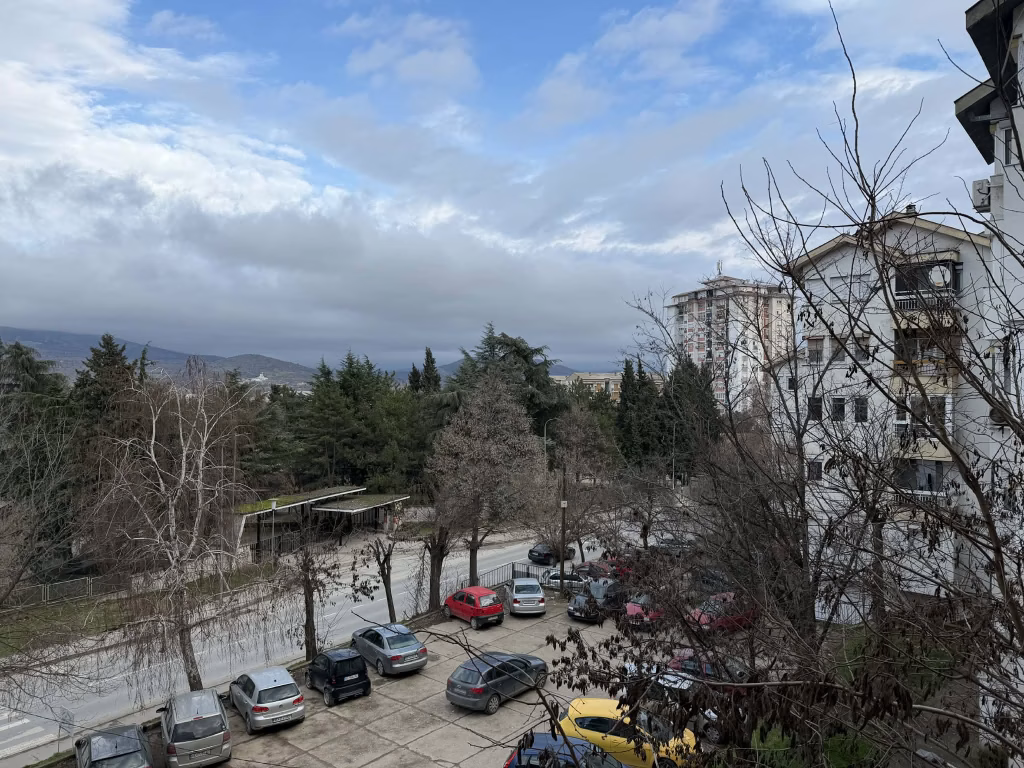 Маж тешко повреден откако со возило удрил во бетонски скали во Велес