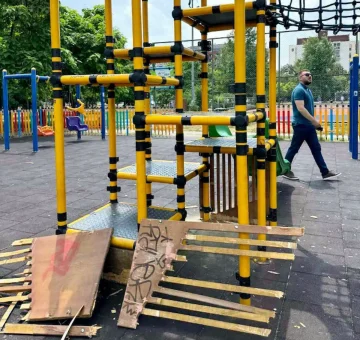 (ВИДЕО) ВАНДАЛИЗИРАНО ДЕТСКОТО ИГРАЛИШТЕ „ПАТРИК“ ВО АЕРОДРОМ: Малолетници направија штета од повеќе илјади евра, општината поднесе пријави