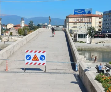 Камениот мост е затворен за пешаци, Град Скопје ја објави причината