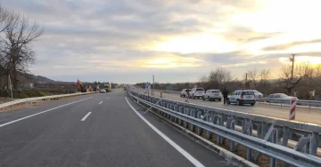 Зимски услови и влажни коловози на државните патишта