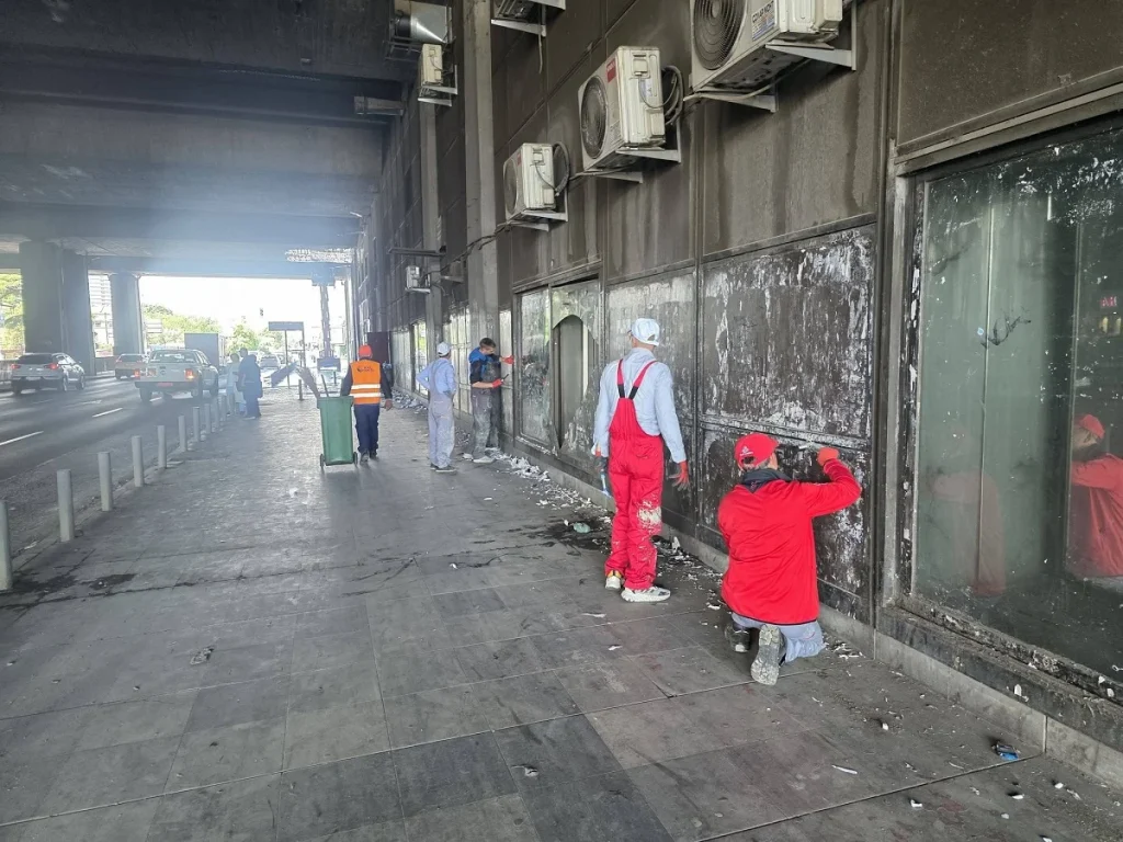 (Фото+Видео) По децении запуштеност, започна чистењето на Железничката станица во Скопје