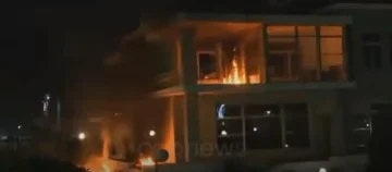 (ВИДЕО) ХАОС ВО ТИРАНА: Демонстрантите ја запалија вилата на Енвер Хоџа