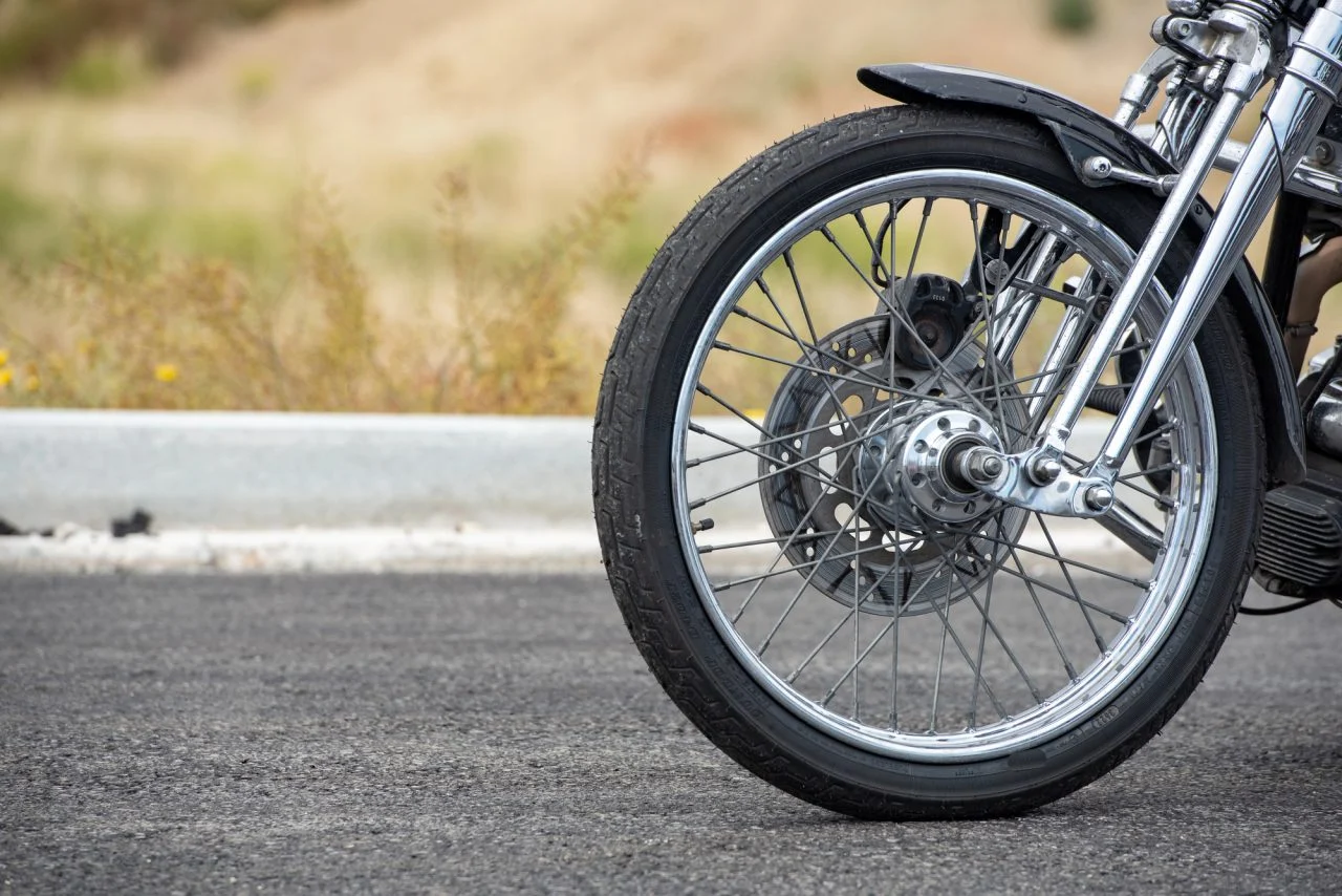 Тешко повредени мотоциклисти и сопатник во сообраќајки во Тетово и Велес