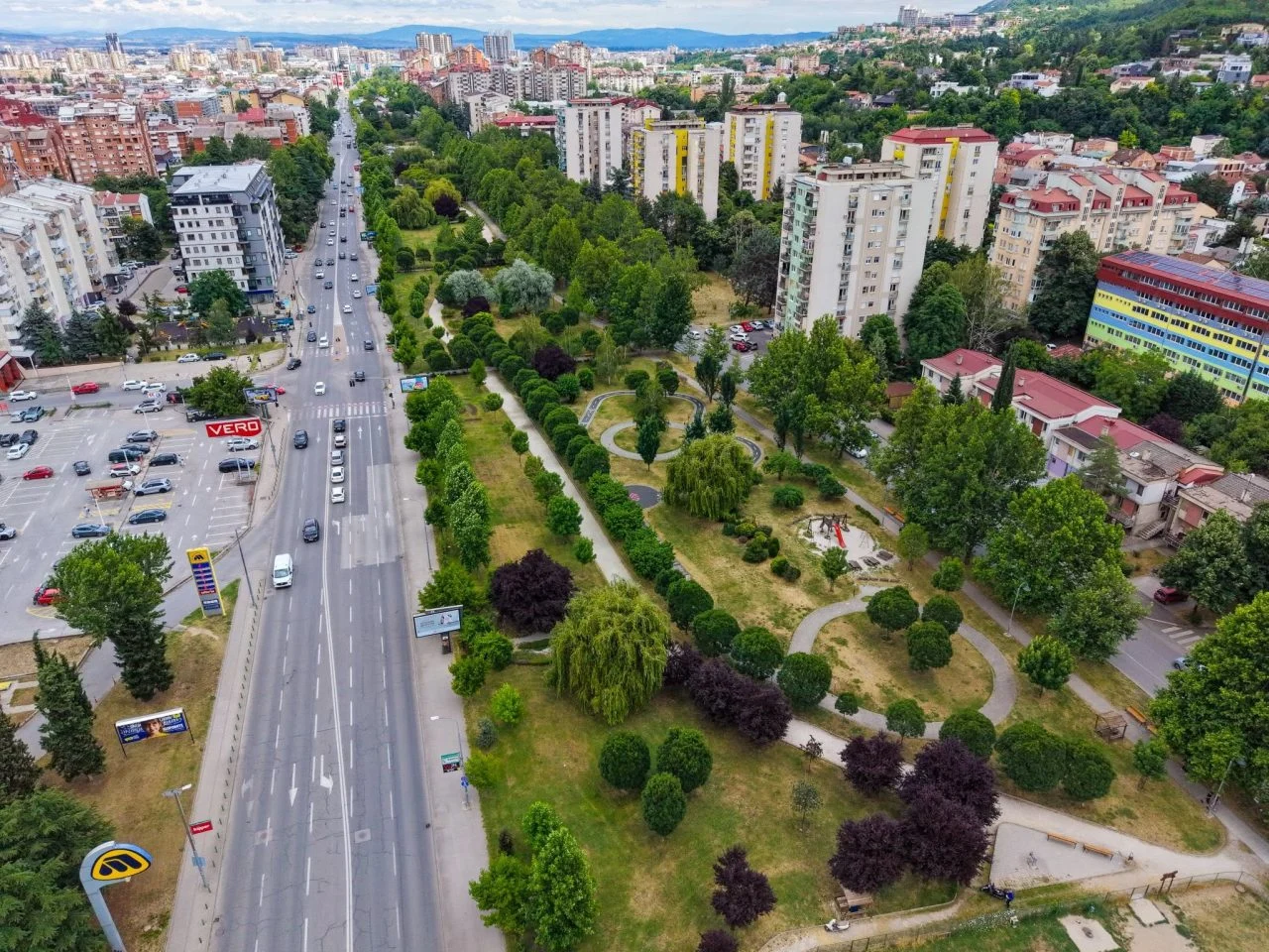Нови клупи, корпи за отпадоци, летниковци: Град Скопје ги уредува парковите во Скопје