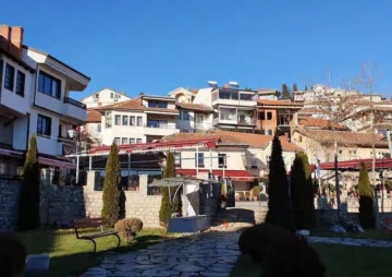 ДОДЕКА ШЕТАЛЕ СО ПРОФЕСОРИТЕ: Скопски ученици биле нападнати во Охрид