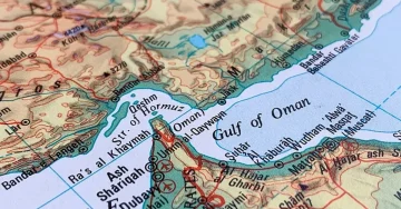 ИРАН СО ПРЕДУПРЕДУВАЊЕ ЗА ОРМУТСКИОТ ТЕСНЕЦ: САД најавија одговор доколку бидат нападнати бродови