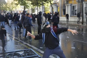 СЕ БАРА ОСТАВКА ОД РАМА: Повредени 16 полицајци во протестите во Тирана