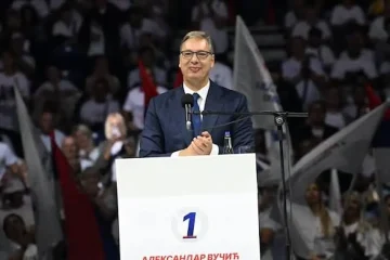 Вучиќ до пензионерите: Не дозволувајте децата и внуците да ве разубедат да гласате за мојата листа