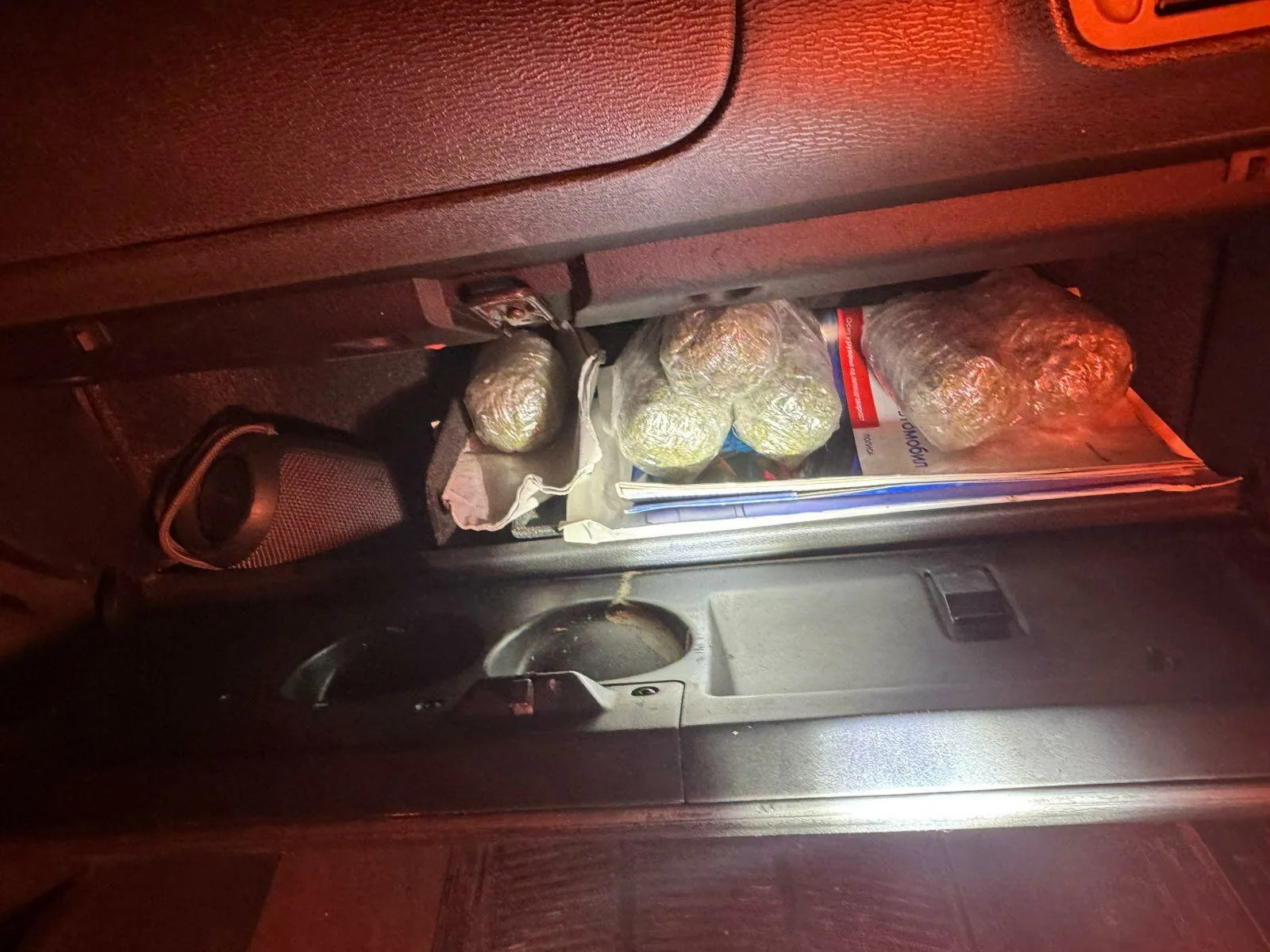 (фото) Пронајдена дрога во возило во тетовско, лишени од слобода две лица, следува пријава