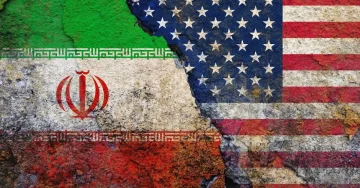 ИРАН ГО РАЗГЛЕДУВА ПРЕДЛОГОТ НА САД: Трамп се заканува со поинтензивни напади