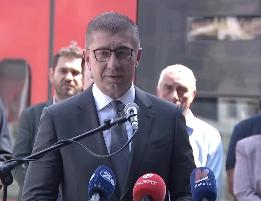 (Видео) Условите се европски: Мицкоски се возеше во Градскиот воз