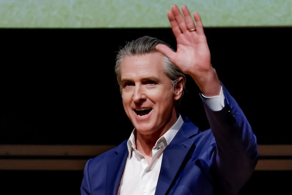 Гувернерот на Калифорнија: Не грижи се, Америка! Цените на бензинот растат, но Трамп заработува одлично