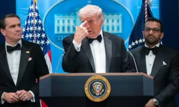 (ВИДЕО) ТРАМП СЕ ОГЛАСИ ПО ПУКАЊЕТО ВО ВАШИНГТОН И ОБЈАВИ СНИМКА: Ги проучував атентатите, јас бев мета