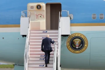 КАКО ТРАМП ЈА НАПУШТИЛ ТУРЦИЈА: Се качил на еден авион пред камерите, па бил префрлен во друг со камион за достава