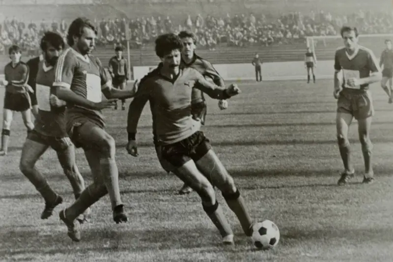 Вардар го повлекува од употреба дресот со број 11, Јужната трибина на Градски да се вика „Васил Рингов“