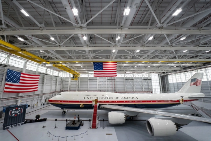 Трамп го претстави новиот претседателски авион, катарскиот Боинг 747 – вели дека е модифициран по негов вкус